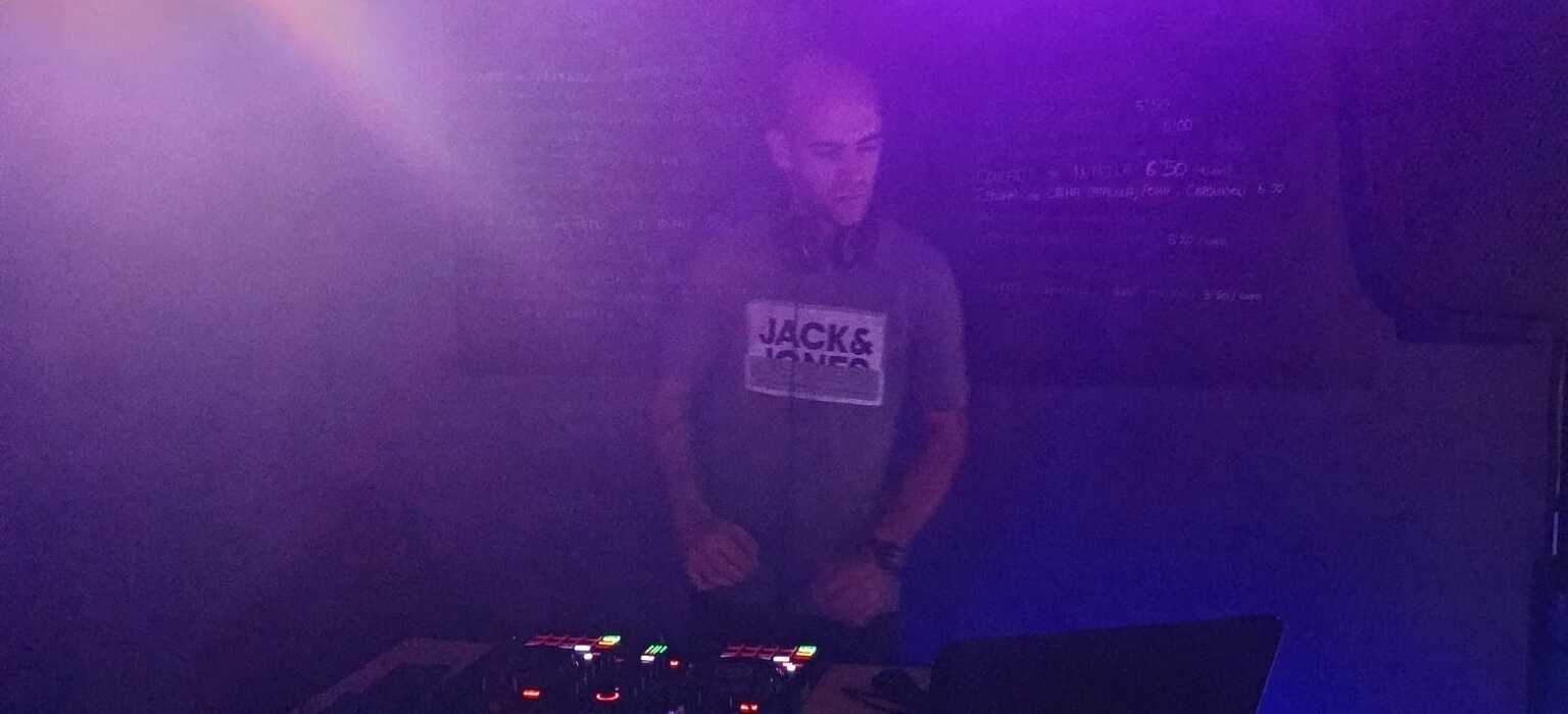 dj-korlop6822791f0cb058.81633521.jpg