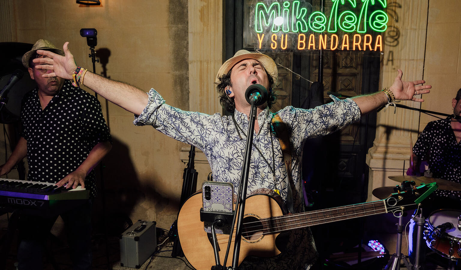mikelele-y-su-bandarra6835975fda1cf3.81782425.jpg