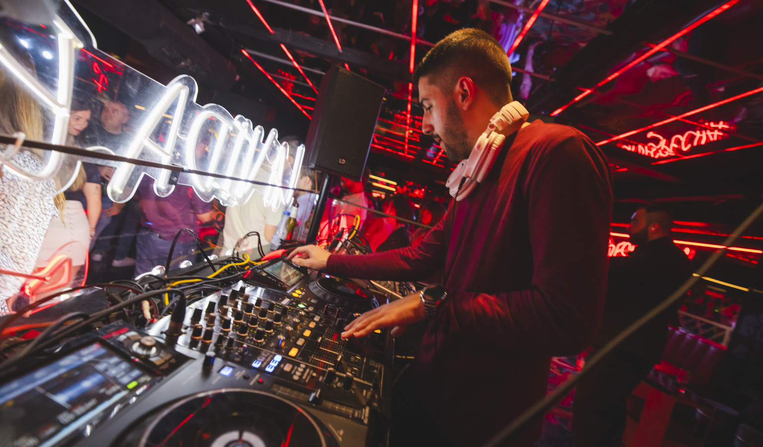 dj-avian68ba33ca1188c9.58623537.jpg