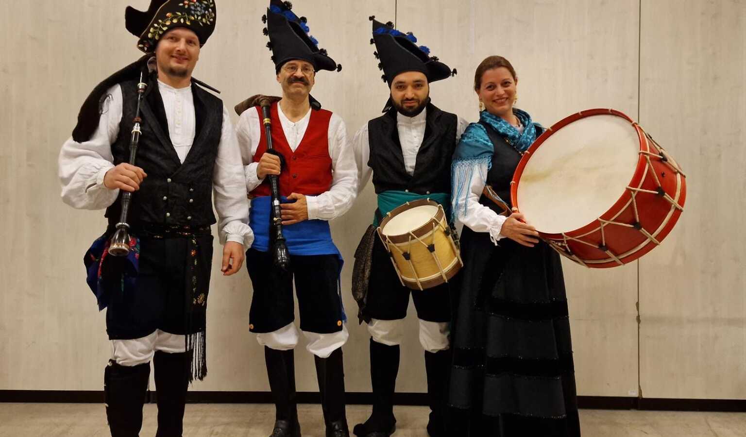gaiteros-cornamusica68bd62cb9fffe3.59309338.jpg